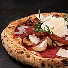 Pizza con Bresaola, rucola, porcini e Grana